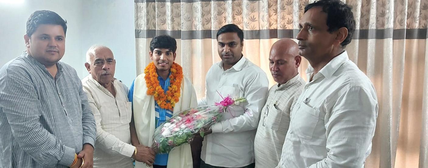 गिरीश भारद्वाज सहित लोगों ने किया अंतरराष्ट्रीय निशानेबाज एवं फरीदाबाद नगर निगम के ब्रांड एंबेसडर अनमोल जैन का स्वागत