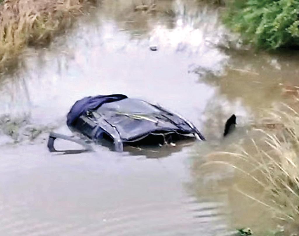 सड़क हादसे में तीन लोगों की मौत
