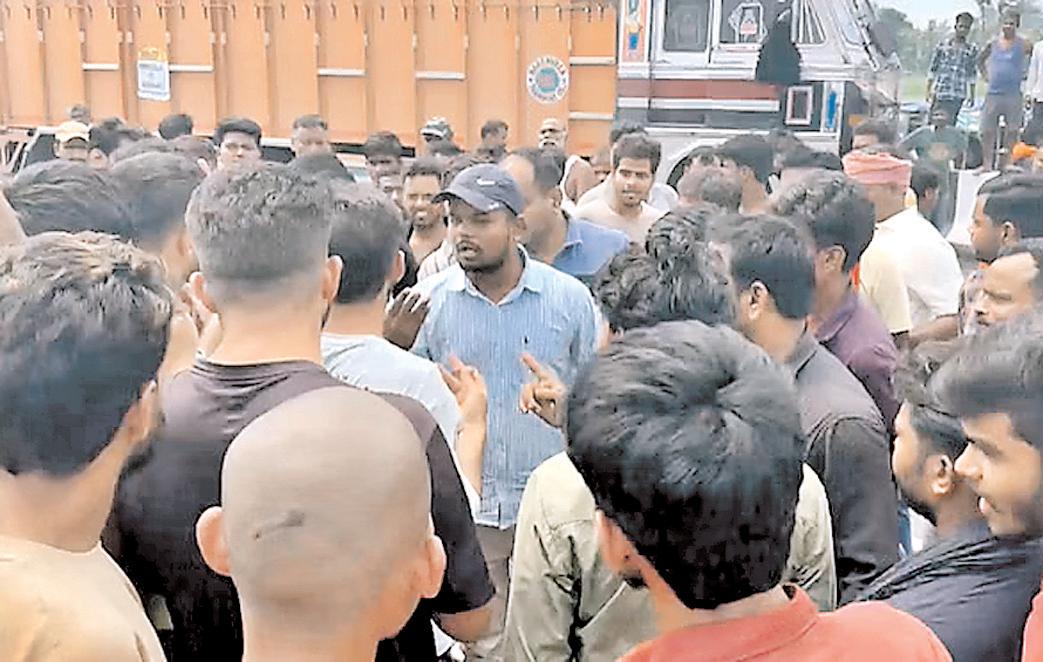अवैध वसूली के खिलाफ ट्रक चालकों का गुस्सा