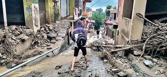 हिमाचल प्रदेश के चम्बा में लैंड स्लाइड से 11 लोगों की मौत