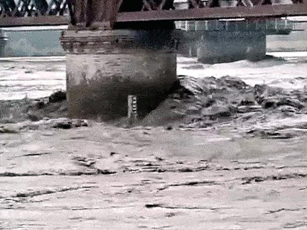 बारिश से कई जगह जलभराव, नदी में बहे युवकों में से 1 का शव मिला
