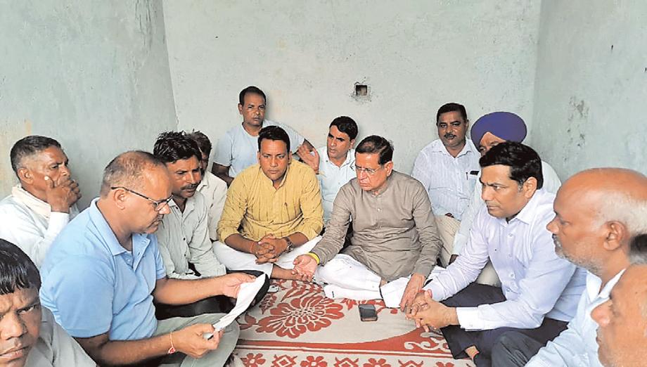 बाढ़ में बच्चा गवाने वाले परिजनों को मंत्री राजेश नागर ने सौंपा चार लाख रुपए का चेक