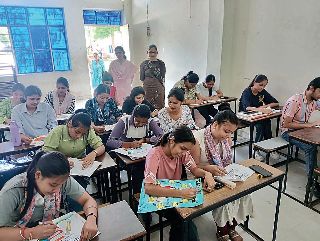 छात्रा खुशी को प्रथम तो भावना को मिला द्वितीय पुरस्कार