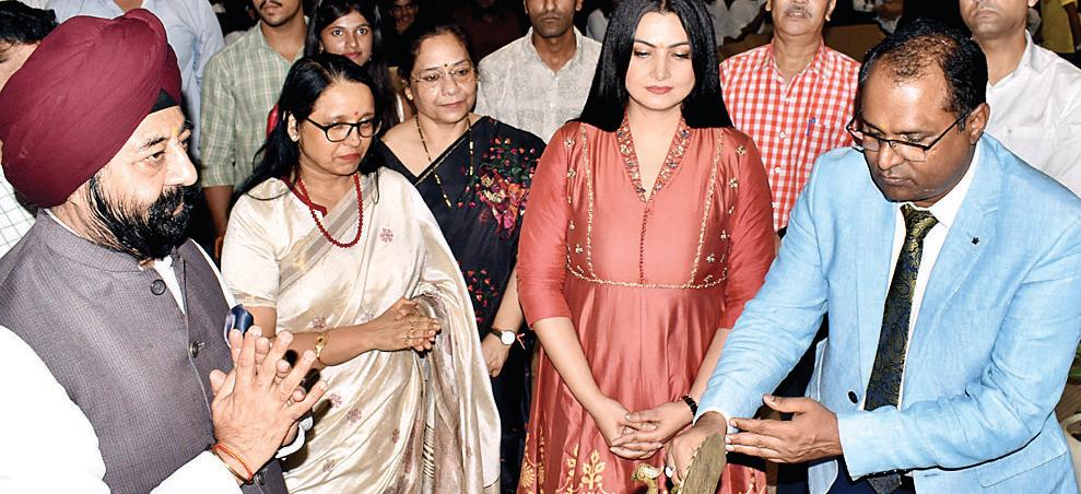 आलोचनाओं को गले लगाओ जो बनाते हैं तुम्हें बेहतर : चित्रा