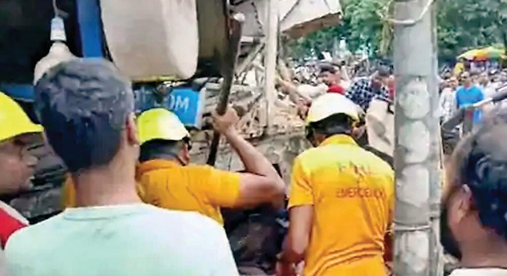 हिमाचल के बिलासपुर में बादल फटा, मंडी में लैंडस्लाइड, 10 गाड़ियां मलबे में दबी