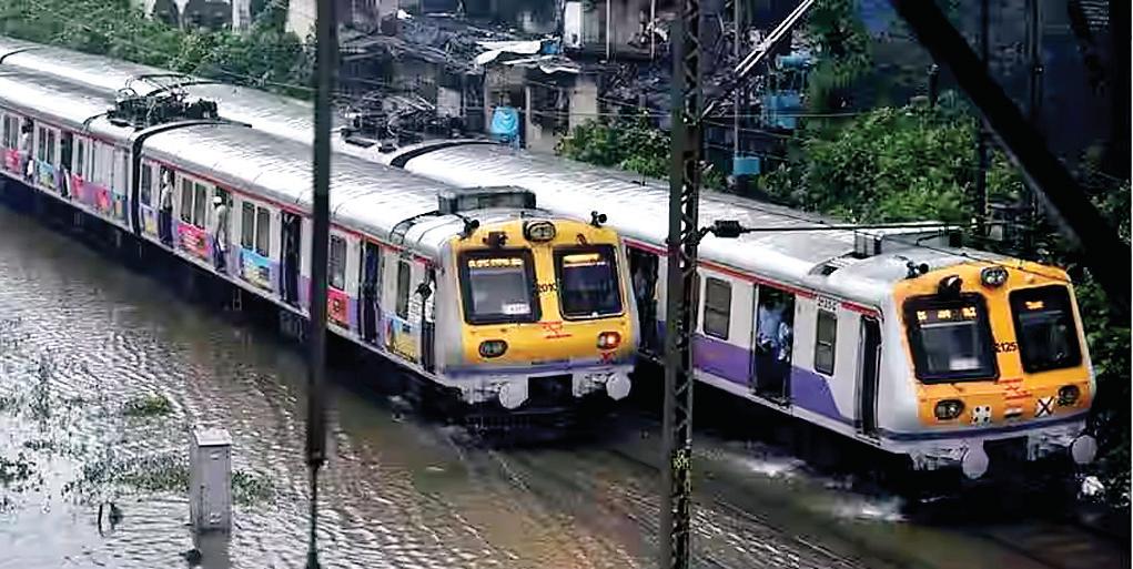 मुंबई में भारी बारिश, रेलवे ट्रैक डूबे, हैदराबाद में बाढ़ जैसे हालात