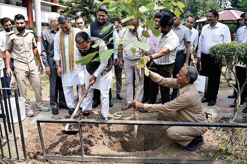 पौधारोपण 2047 तक भारत को विकसित राष्ट्र बनाना हमारी सामूहिक जिम्मेदारी