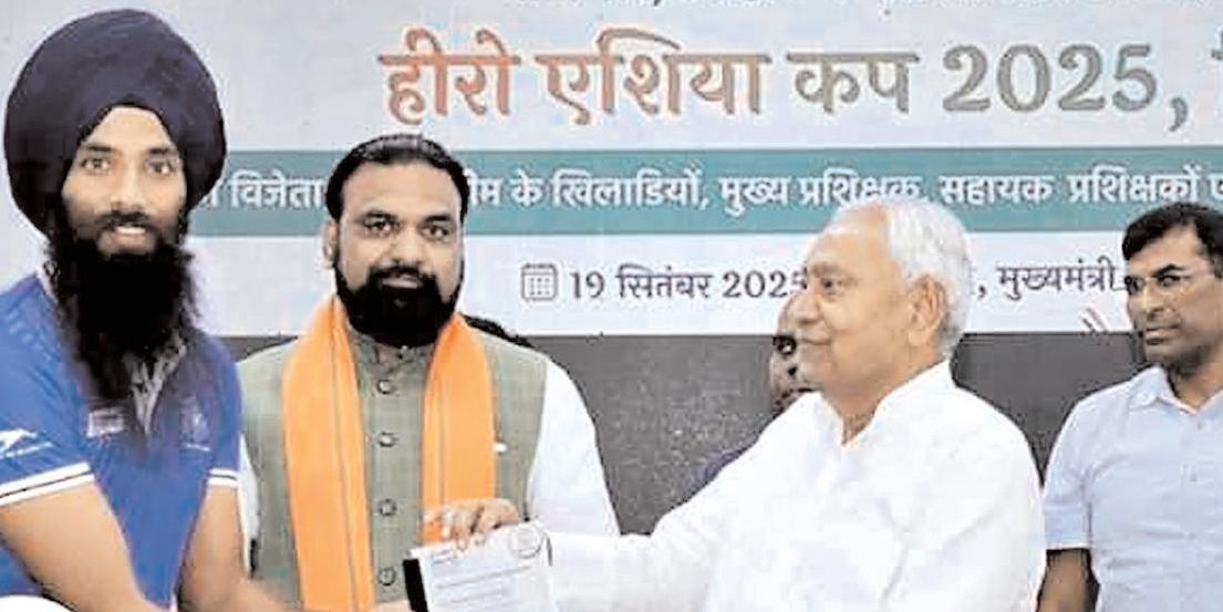 सीएम ने हॉकी एशिया कप में जीते भारतीय खिलाड़ियों का किया सम्मान