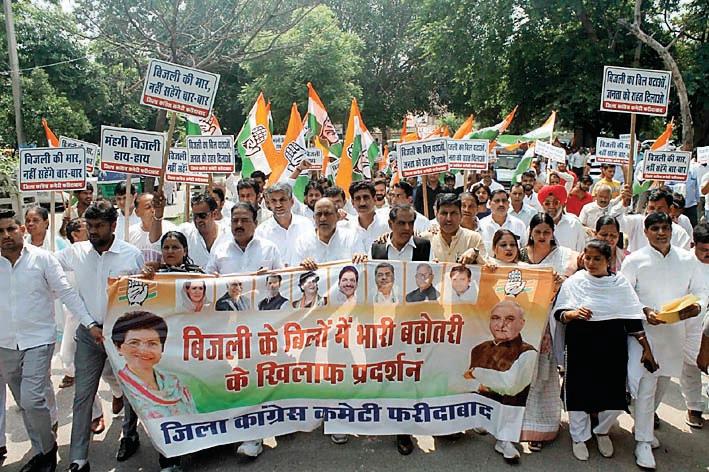 विरोधः बिजली बिलों में बढ़ोत्तरी के विरोध में कांग्रेसियों ने उपायुक्त को सौंपा ज्ञापन