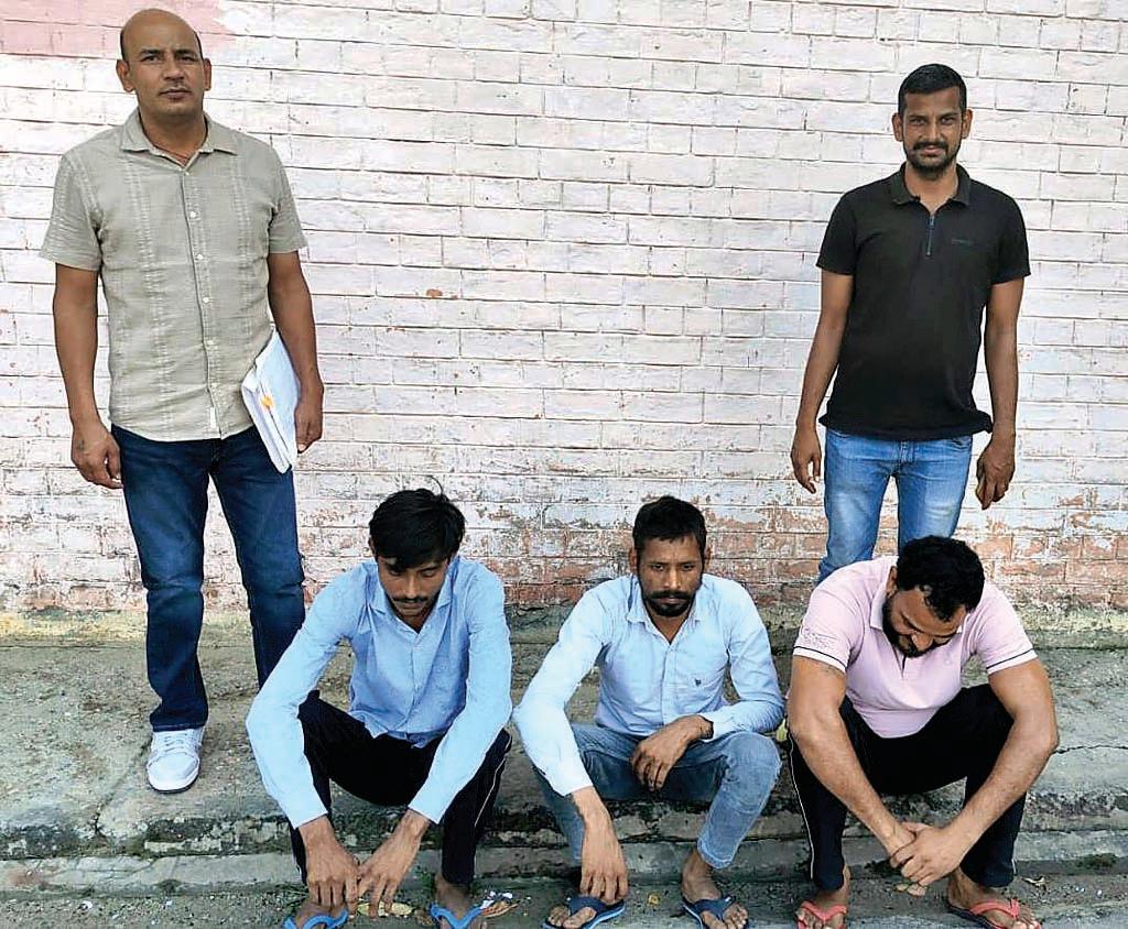 फैक्ट्री से जिंक व स्टील की सिल्ली चुराने के मामलें में क्राईम ब्रांच सैक्टर-85 ने 3 आरोपियों को किया गिरफ्तार