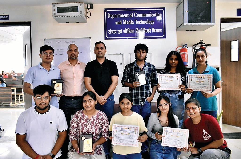 प्रतियोगिता में मीडिया विभाग के विद्यार्थी रहे अव्वल, जीते 8 पुरस्कार