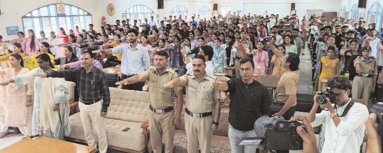 युवा देश का भविष्य : उपायुक्त