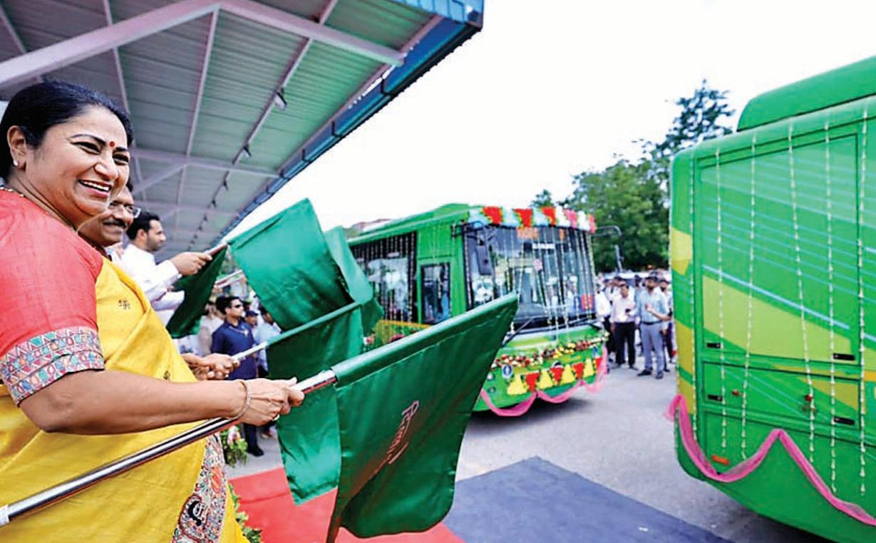 सीएम ने डीटीसी की 300 बसों को झंडी दिखाई