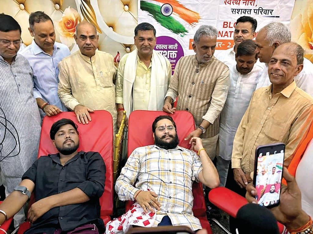 विधायक सतीश फागना को जन्मदिन की बधाई देने वालों की उमड़ी भीड़