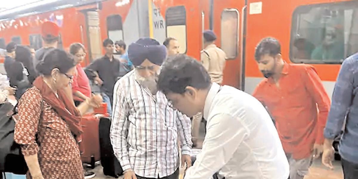अमृतसर आ रही ट्रेन के 2 एसी कोच पीछे छूटे