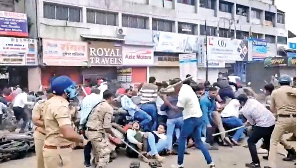 अहिल्यानगर में सांप्रदायिक टिप्पणी को लेकर बवाल, पुलिस पर बरसाए पत्थर, 30 हिरासत में