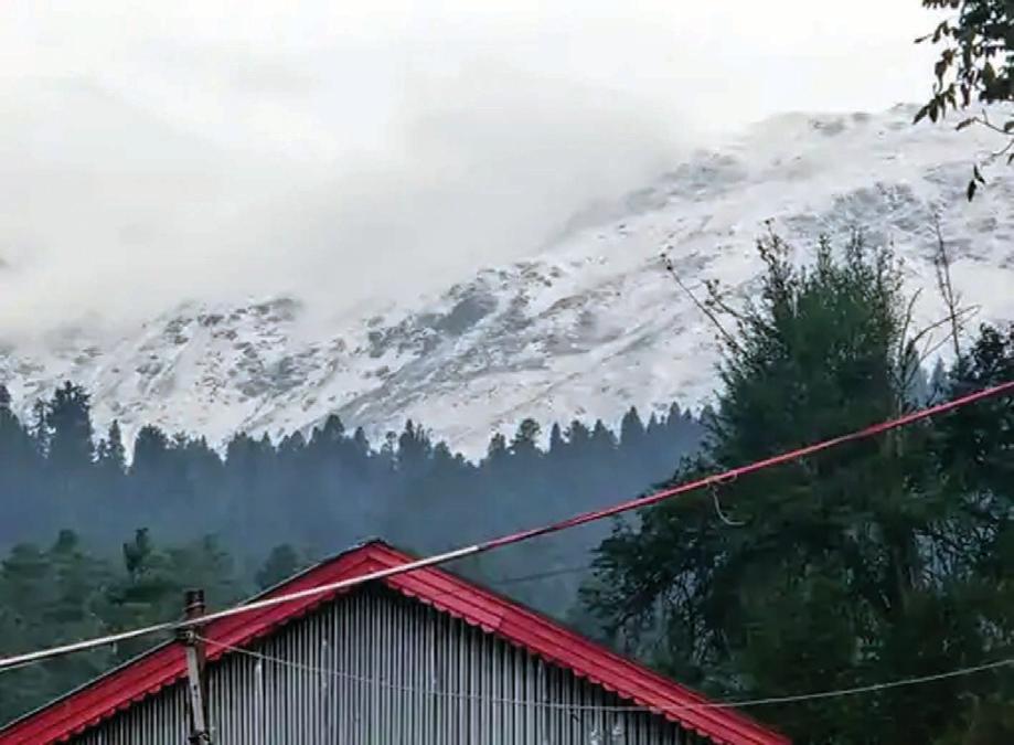 कश्मीर में सीजन की पहली बर्फबारी से पर्यटकों के चेहरे खिले