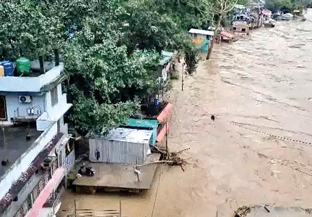 बंगाल के दार्जिलिंग में लैंडस्लाइड, अब तक 28 की मौत, कई घायल व लापता