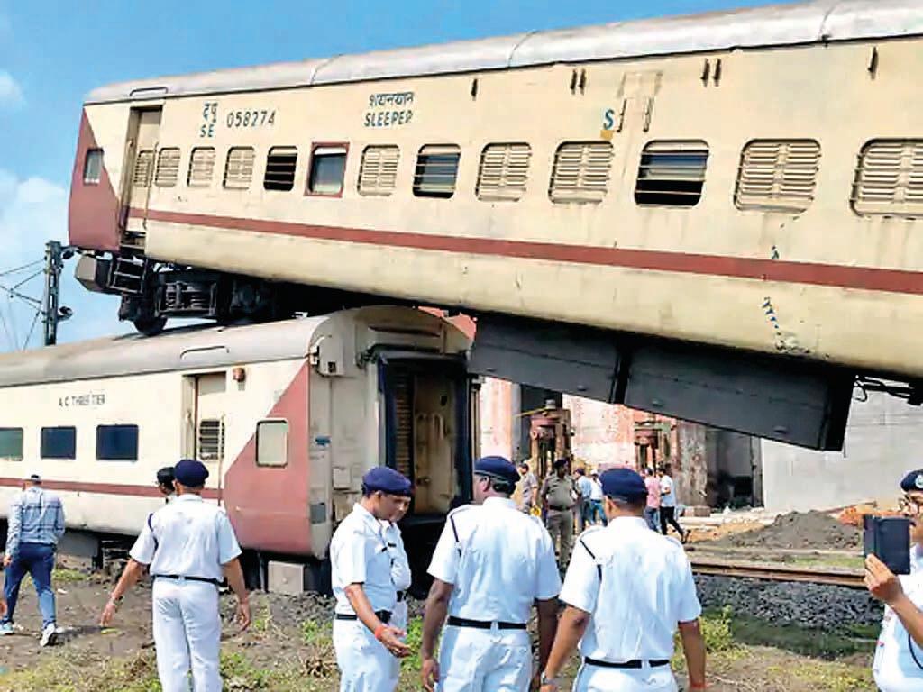 चक्रधरपुर रेलवे स्टेशन पर किया गया मॉक ड्रिल