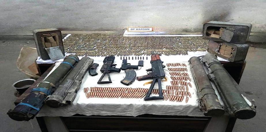 सेना और जम्मू-कश्मीर पुलिस ने वन क्षेत्र में चलाया 'ऑपरेशन वर्सन' कुपवाड़ा में भारी मात्रा में हथियारों का जखीरा बरामद