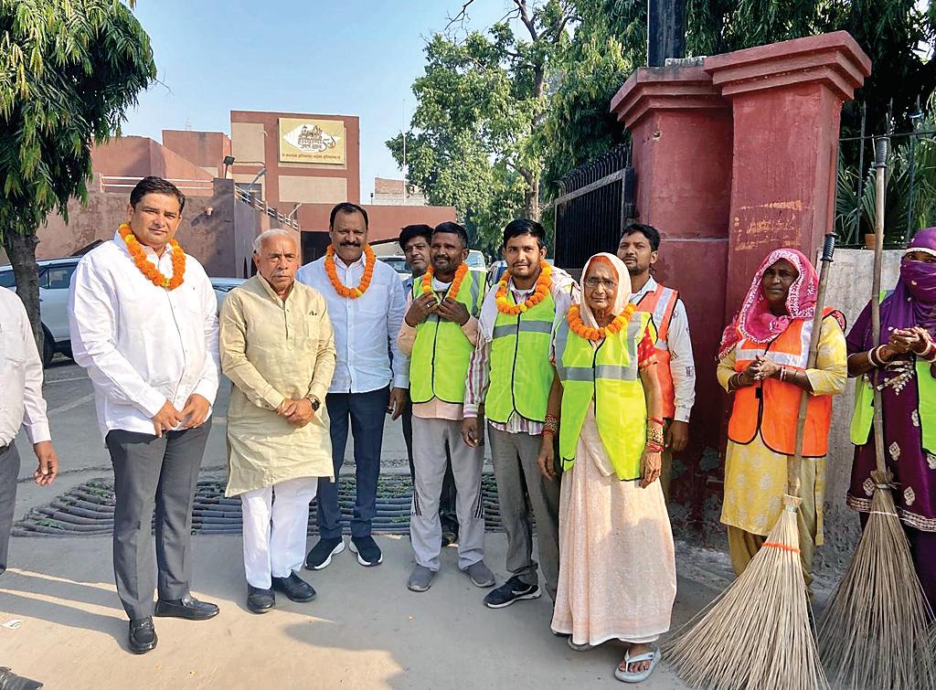 स्वच्छता ही सेवा के तहत सफाई कर्मचारियों को सम्मानित कर चला स्वच्छता अभियान