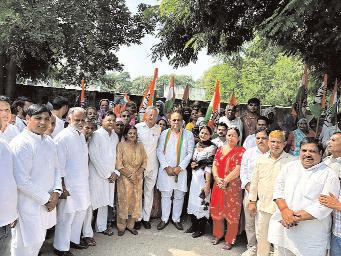 बलजीत कौशिक के नेतृत्व में कांग्रेसियों ने किया धरना-प्रदर्शन, फूंका पुतला