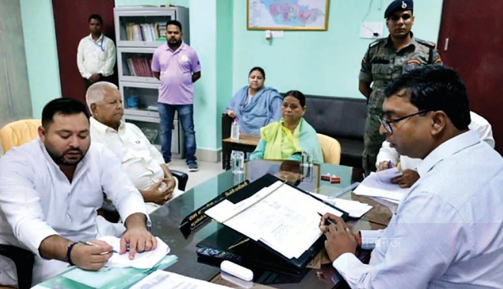 तेजस्वी ने नामांकन दाखिल कर बदलाव की हुंकार भरी