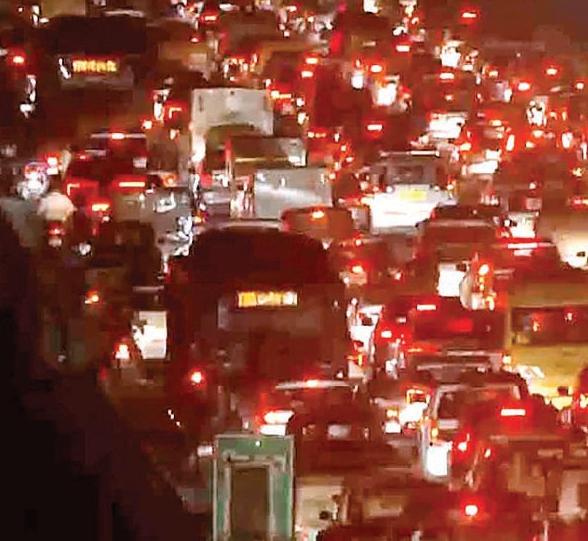 धनतेरस से पहले RUSH... दिल्ली, नोएडा और गुरुग्राम में हर तरफ दिखा जाम ही जाम