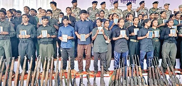 छत्तीसगढ़ : 208 नक्सलियों ने किया आत्मसमर्पण