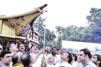 15 फीट ऊँचे आशादीप का प्रज्ज्वल प्रकाश एकता और आशा का संदेश लेकर जगमगाया दीपोत्सव
