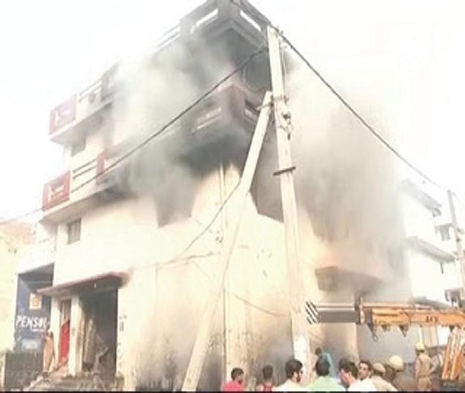 दिल्ली के संजय गांधी ट्रांसपोर्ट नगर में भीषण आग, दमकल की 26 गाड़ियां मौके पर पहुंची