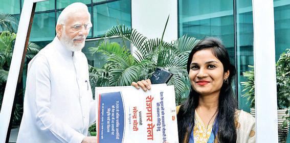 प्रधानमंत्री नरेंद्र मोदी ने 51 हजार यवाओं को बांटे नियक्ति पत्र