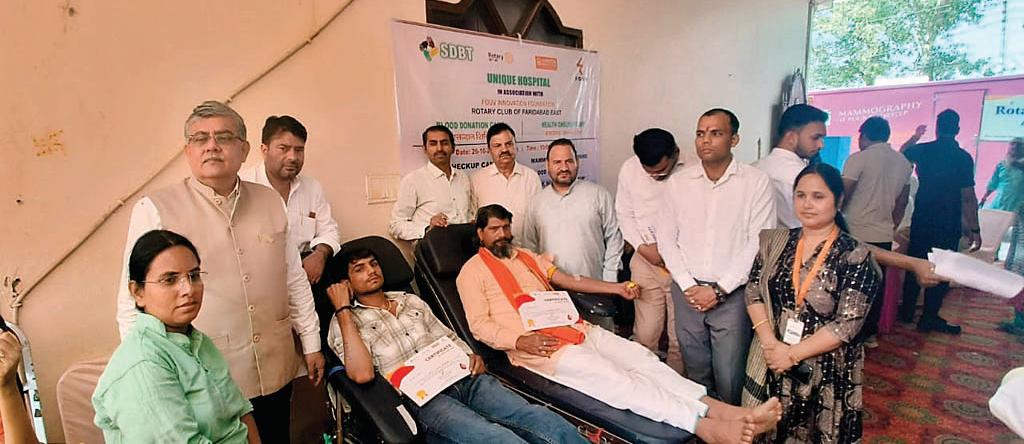 स्वास्थ्य शिविर में 50 ने किया रक्तदान, 300 ने कराई आंखों की जांच तो 200 की हुई सामान्य जांच