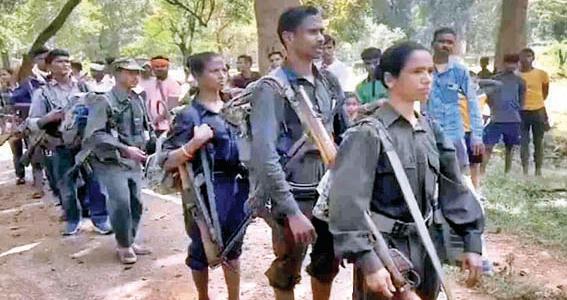 कांकेर: 21 नक्सलियों का 'लाल आतंक' से मोहभंग, माओवादियों ने 18 हथियारों के साथ कर दिया सरेंडर