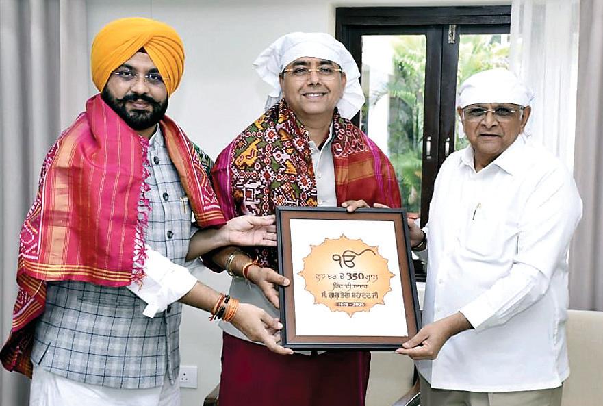 गुजरात के सीएम को दिया निमंत्रण