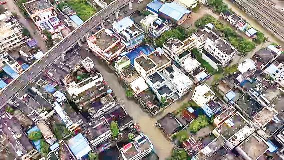 चक्रवात 'मोंथा' पड़ा कमजोर, नेपाल तक असर, आंध्र प्रदेश में 3 लोगों की मौत