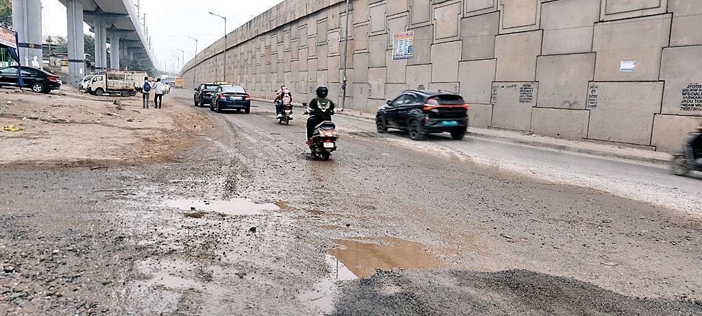 दो विधानसभा के बीच बाने वाली जीटी रोड फंसा है दातों के बीच में जीभ की माफिक