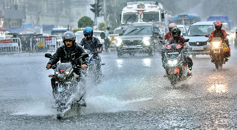 भारत-चीन बॉर्डर पर भारी बर्फबारी, सिक्किम में रेड अलर्ट