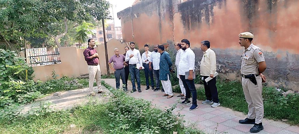आधा दर्जन पार्कों का निगम आयुक्त ने किया दौरा, मौके पर सुनी आमजन की समस्याएं
