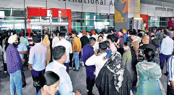 दिल्ली हवाई अड्डे पर तकनीकी समस्या से उड़ानें लेट