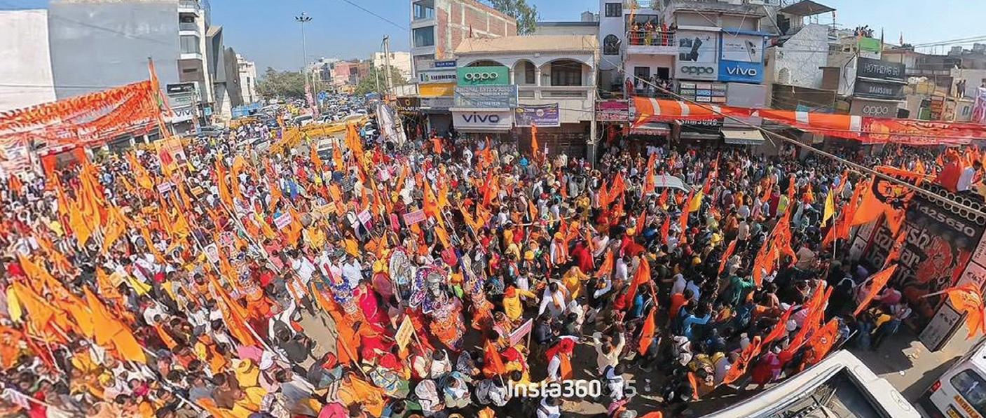 हजारों श्रद्धालुओं की मौजूदगी में धीरेंद्र शास्त्री ने दिल्ली से शुरू की ऐतिहासिक यात्रा
