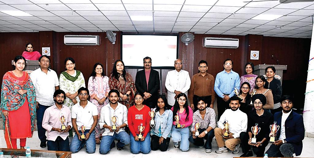 अग्रवाल महाविद्यालय में जोनल यूथ फेस्टिवल के विजेताओं का भव्य स्वागत