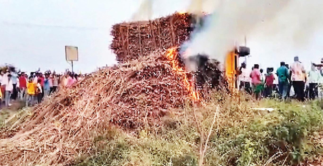 कर्नाटक: हिस्सा पर उतरे गन्ना किसान, फैक्ट्री में 100 ट्रैक्टरों को लगाई आग