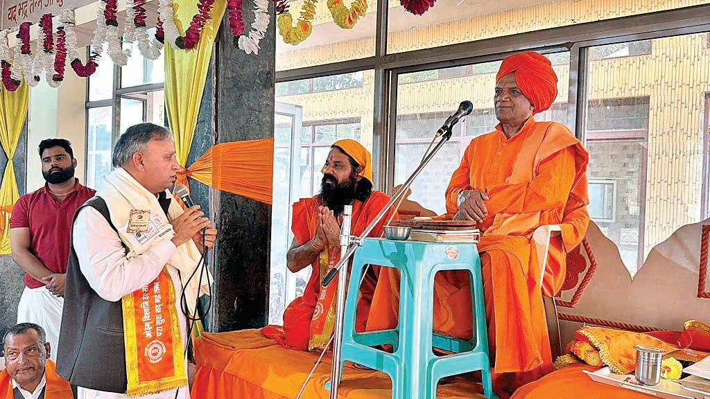 सामवेद के मंत्रों का गान करने से देवता प्रसन्न होते हैं और सुख समृद्धि की वर्षा होती है: विजय