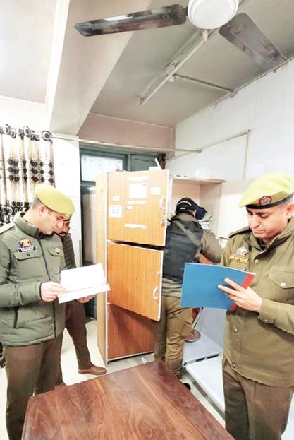 श्रीनगर पुलिस ने डॉक्टरों के लॉकरों की जांच की