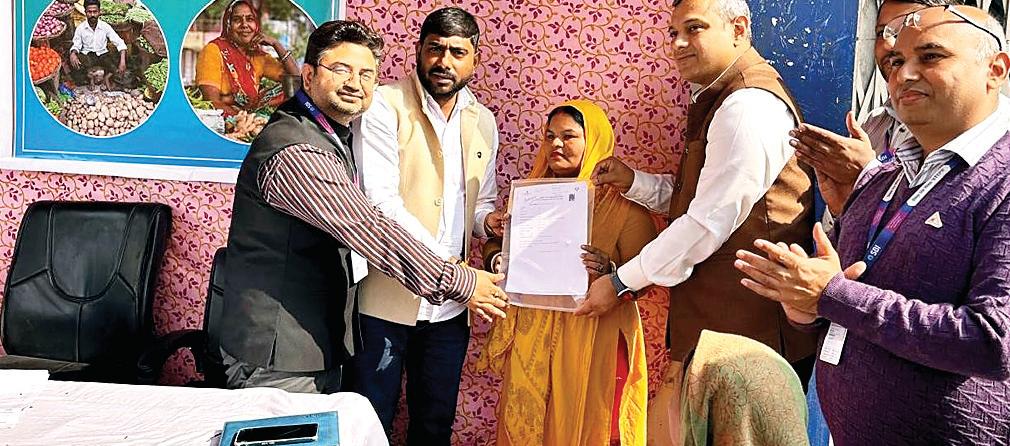 प्रधानमंत्री स्वनिधि योजना के तहत रेहड़ी पटरी संचालकों को पार्षद जसवंत पंवार सैनी ने ऋण वितरित किए
