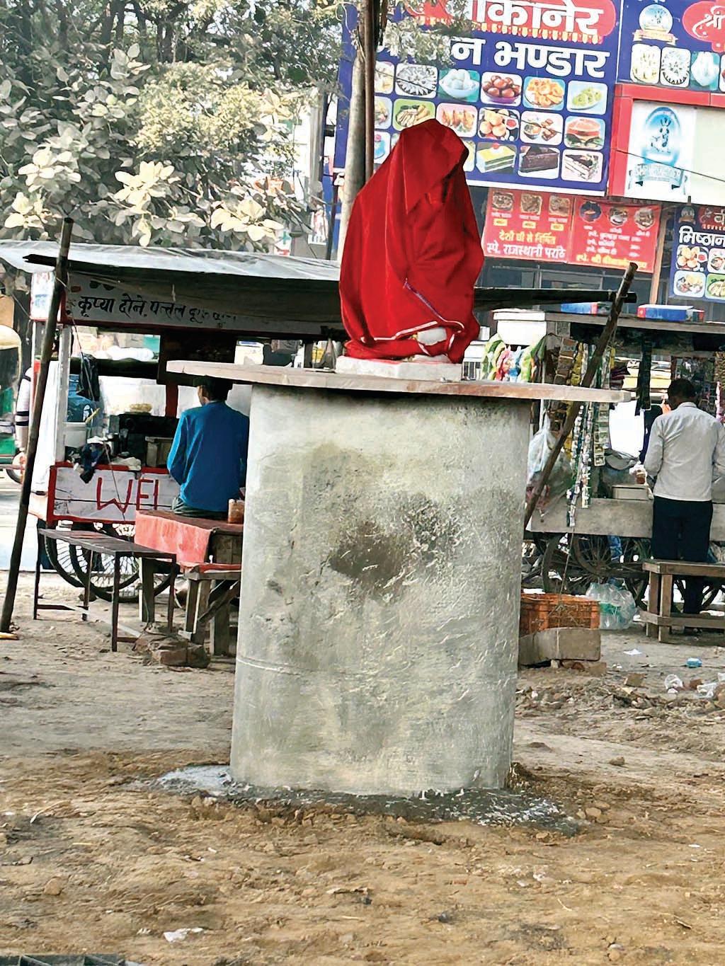 रातों रात भगवान परशुराम चौक होडल पर की प्रतिमा स्थापित
