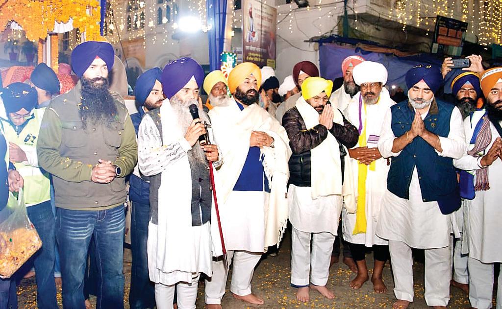 गुरुदासपुर से शुरू हुए नगर कीर्तन का श्री आनंदपुर साहिब में पुष्प वर्षा के साथ स्वागत