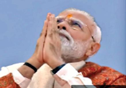 मोदी हुए भावुक, आंसू पोंछते दिखे साधु-संत