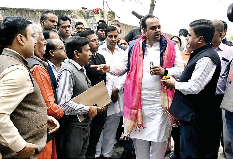 स्वास्थ्य एवं परिवहन मंत्री ने पांडव नगर इलाके का दौरा कर साफ-सफाई एवं स्वच्छता कार्यों का किया निरीक्षण